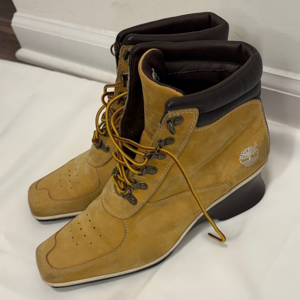 TIMBERLAND SQUARE TOE LACE UP WEDGE ANKLE BOOTS.